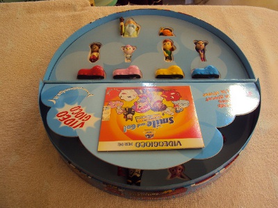 Diorama containing 12 Smile & Go game on cd rom, dvd cd cartoon.